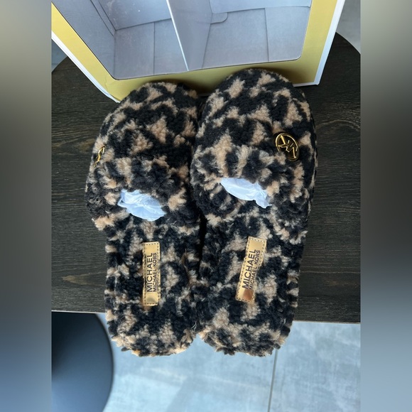 Brand new Michael Kors Alexis Closed Toe. Jacquard Faux Sherpa Slippers 7M - Picture 3 of 6
